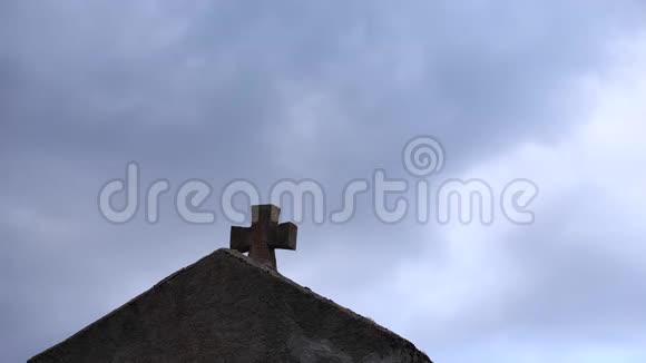 一个基督教十字架在法国尖塔上的时间流逝伴随着天启云视频的预览图
