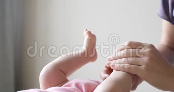 妈妈给刚出生的宝宝做足底按摩视频的预览图