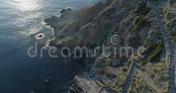地中海野生绿色岩石海岸的向后俯视自然环境户外旅行视频的预览图