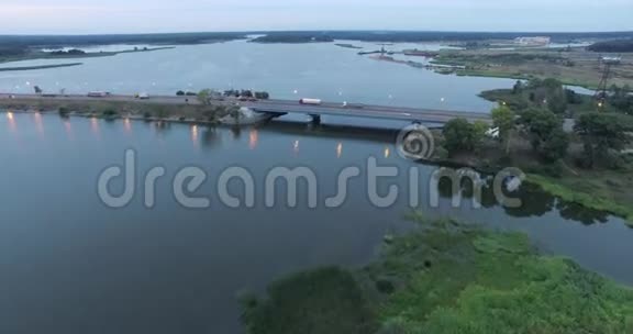 桥和湖航空景观视频的预览图