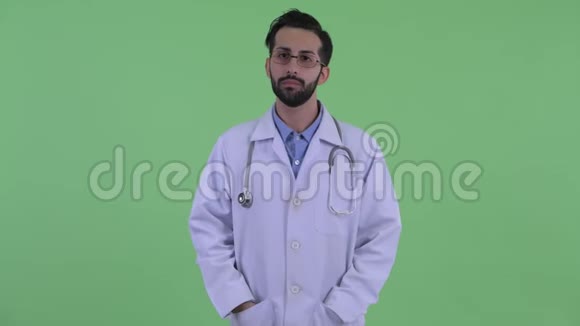 快乐的年轻留着胡子的波斯医生双臂交叉微笑视频的预览图