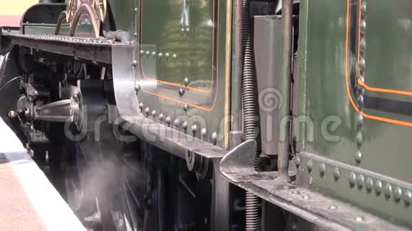 发动机司机爬上4K蒸汽列车视频的预览图