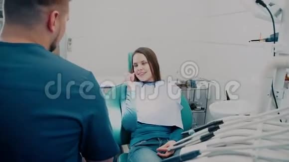 病人在牙科椅上与正畸医生沟通视频的预览图