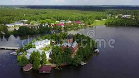在俄罗斯波克洛夫附近的湖中岛上有修道院的鸟瞰图视频的预览图