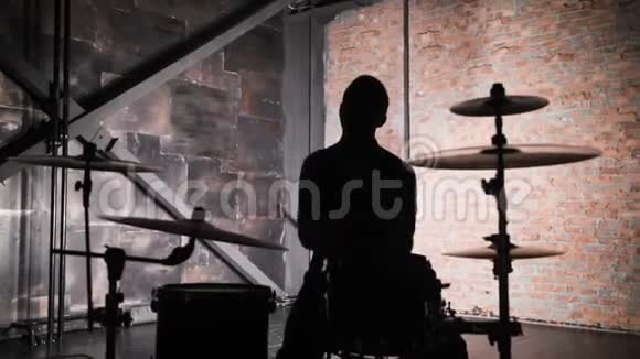 音乐会摇滚乐队与歌手吉他鼓手在舞台上表演音乐视频朋克重金属或摇滚视频的预览图
