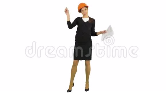 戴头盔的女工程师拿着文件在白底上跳搞笑舞视频的预览图