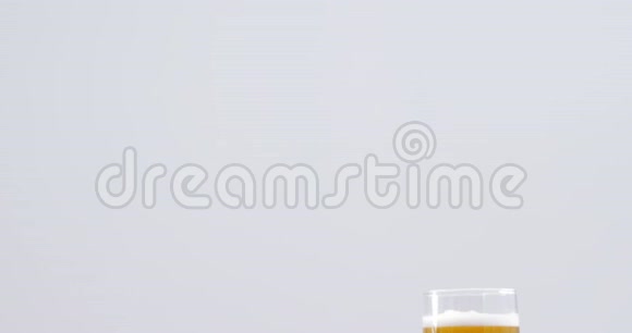 白色背景下的小吃和啤酒杯视频的预览图