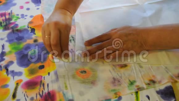 家庭女裁缝用粉笔勾勒图案创造服装的过程视频的预览图