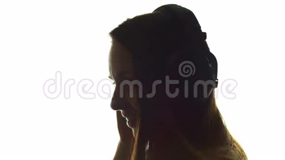 双重曝光女人红色眩光现代女Dj音乐家耳机视频的预览图