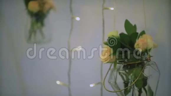 婚礼用花装饰男人装饰婚礼拱门用花装饰婚礼场所视频的预览图