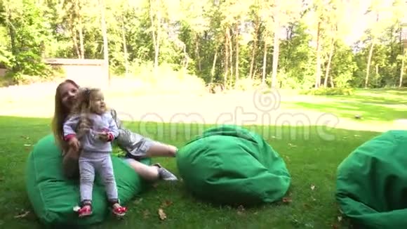 妈妈和女儿在大自然中玩豆袋视频的预览图