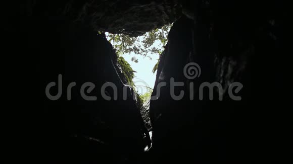 从洞穴下面看一看越南像瀑布视频的预览图
