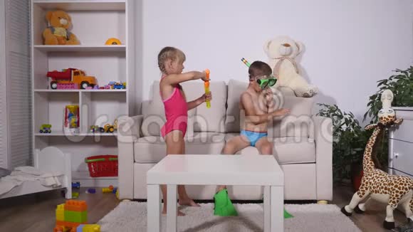两个戴着潜水面具的快乐孩子坐在沙发上视频的预览图
