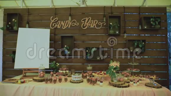 糖果棒婚礼糖果自助餐婚礼上美味的糖果棒鲜花装饰的糖果棒视频的预览图