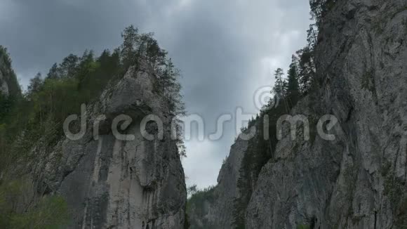 峡谷上空的雨云视频的预览图