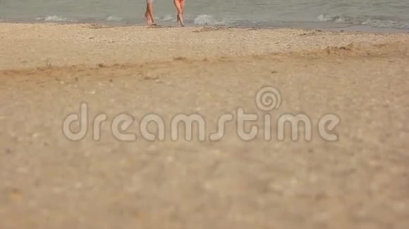 儿童和成人跑步海滨视频的预览图