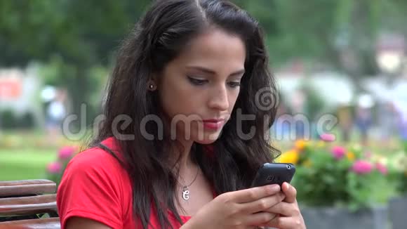 使用智能手机的西班牙裔妇女视频的预览图