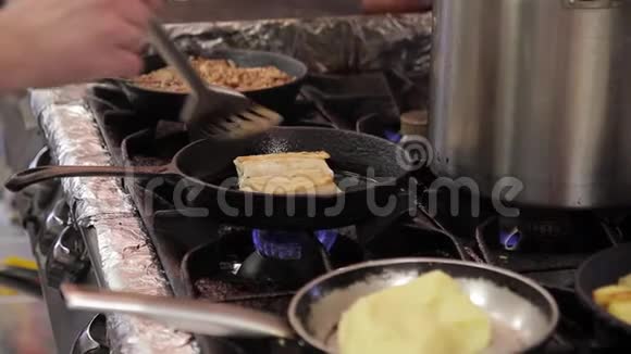 三锅炉工业厨房餐厅各式菜肴视频的预览图