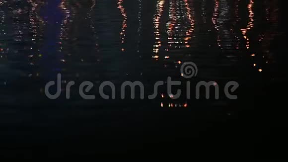 反射在湖面上城市的灯光视频的预览图