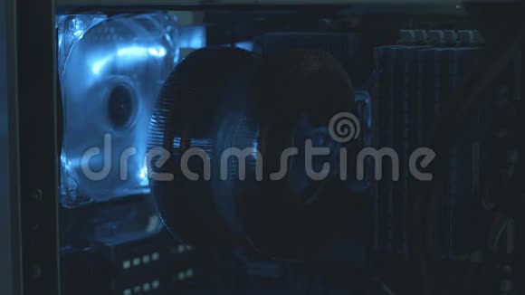 夜间电脑呼吸机视频的预览图
