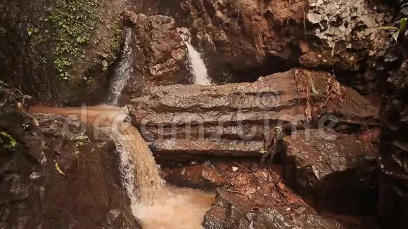 一个嘈杂的多级瀑布从岩石悬崖上坠落小瀑布越南视频的预览图