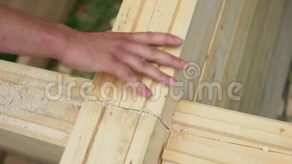 木匠用木制家具干活的手视频的预览图