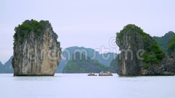 越南的一个海湾越南越南的惊人本性海湾里美丽的岩石海湾的岩石是绿色的视频的预览图