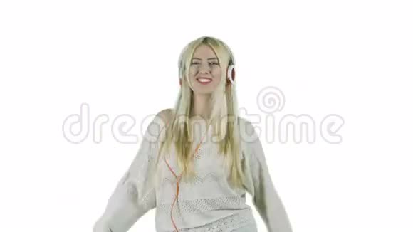 带着耳机听音乐跳舞把滑稽的面孔孤立在白色背景上的年轻女子视频的预览图