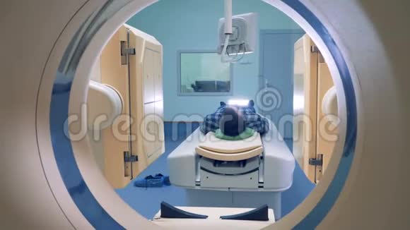 病人躺在CT或MRI扫描仪上4公里视频的预览图