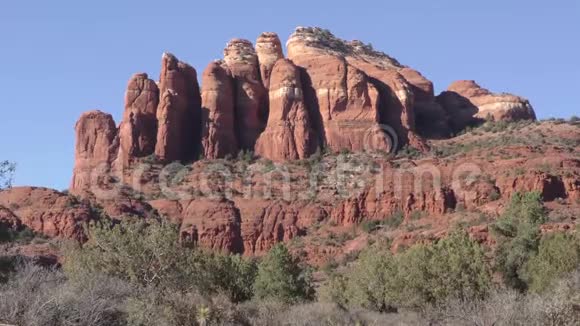 亚利桑那州塞多纳塞多纳的岩石形成放大与树木和沙漠景观视频的预览图