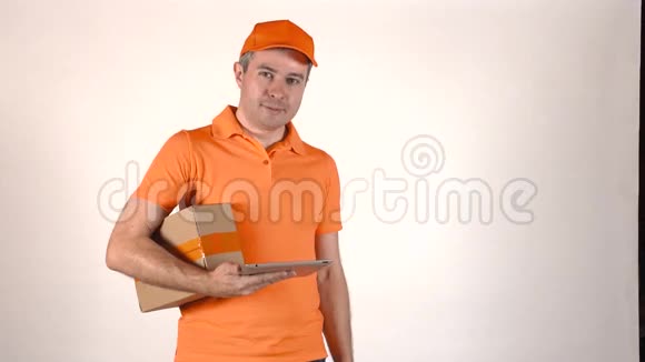 身穿橙色制服的送货员用平板电脑给顾客一个包裹灰色背景4K孤立射击视频的预览图