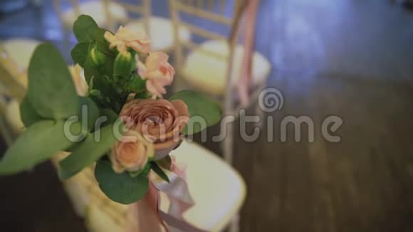 婚礼上的椅子鲜花装饰举行婚礼的地方视频的预览图