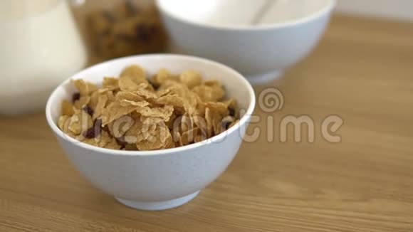 健康早餐有薄片和干水果在清晨作为饮食膳食以保持身体健康健康视频的预览图