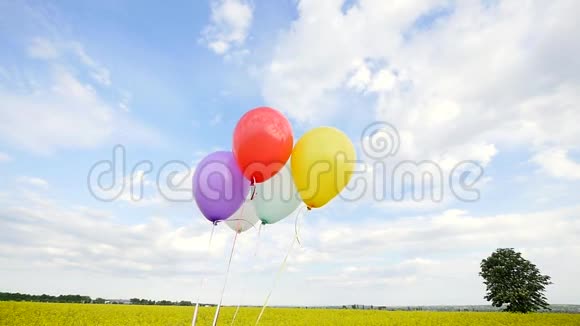 蓝天背景上五颜六色的气球视频的预览图