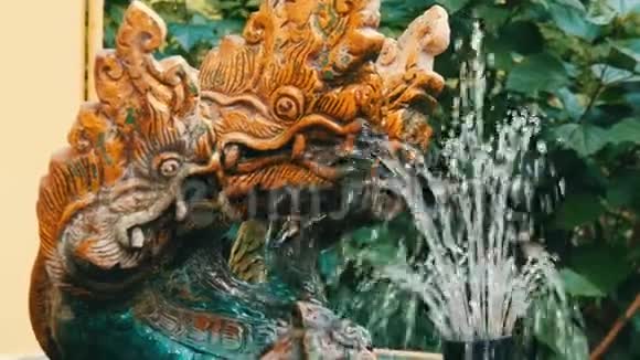 三头青龙作为佛教传统的象征泰国花园中的龙像和喷泉视频的预览图