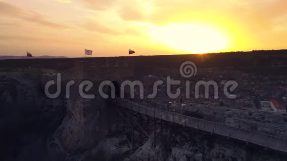 保加利亚普罗瓦迪亚附近的奥韦奇中世纪堡垒上的雾视频的预览图