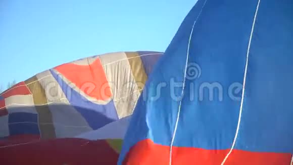 准备飞行的热气球给气球充气视频的预览图