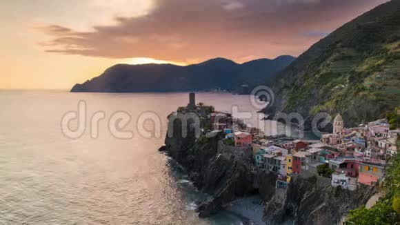 日落和蓝色时间旅行里程碑目的地Vernazza一个地中海小镇Cinqueterre视频的预览图