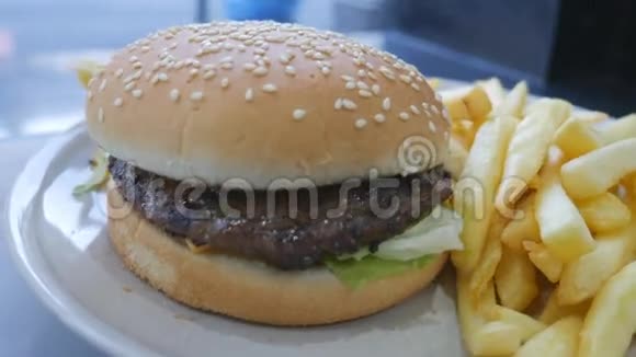 快餐汉堡餐视频的预览图