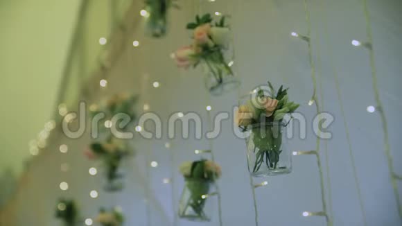 婚礼用花装饰男人装饰婚礼拱门用花装饰婚礼场所视频的预览图