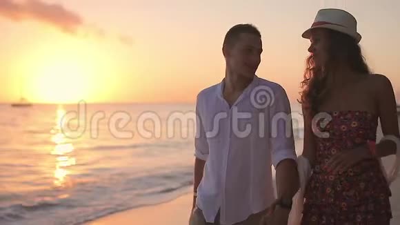 黎明时分在海边的一对年轻的情侣视频的预览图