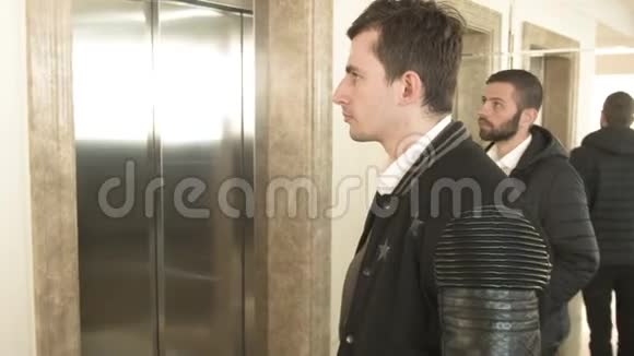 两个商人进入办公室电梯视频的预览图