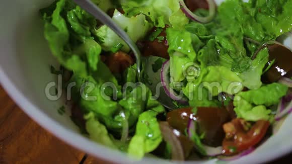用绿叶洋葱和西红柿准备新鲜沙拉视频的预览图