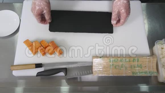 专业厨师烹饪工作和准备亚洲食物和寿司在餐厅厨房顶部视图视频的预览图
