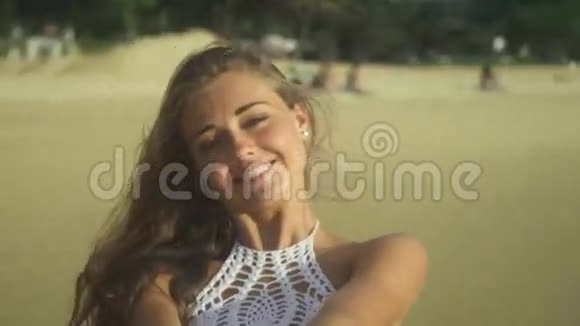 在沙滩上嬉戏的年轻女子视频的预览图