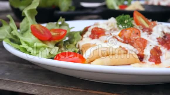 美味健康的早餐佳肴摆在老式木板桌上法式绉纱配番茄酱和素食披萨4公里视频的预览图