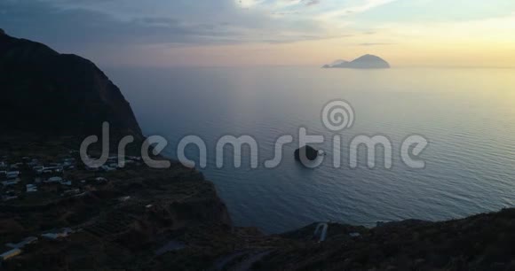 日落或日出时发现地中海海洋小镇波拉拉的鸟瞰图自然户外旅行爱好者视频的预览图