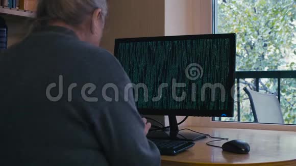 老女人在电脑上打绿屏视频的预览图