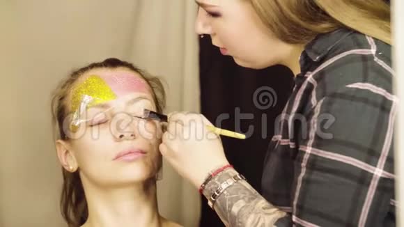 面子艺术化妆师开始作画视频的预览图