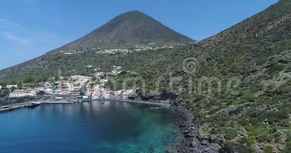 与Rinella镇一起前进地中海海岸的鸟瞰图自然环境户外旅行视频的预览图